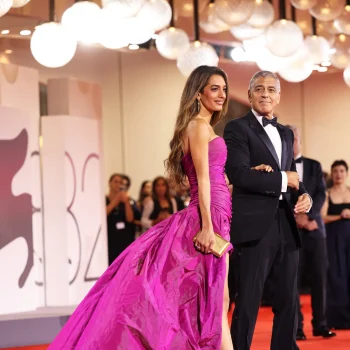 amal-clooney-draagt-een-geweldige-vintage-jurk-op-de-rode-loper-in-venetie-361037