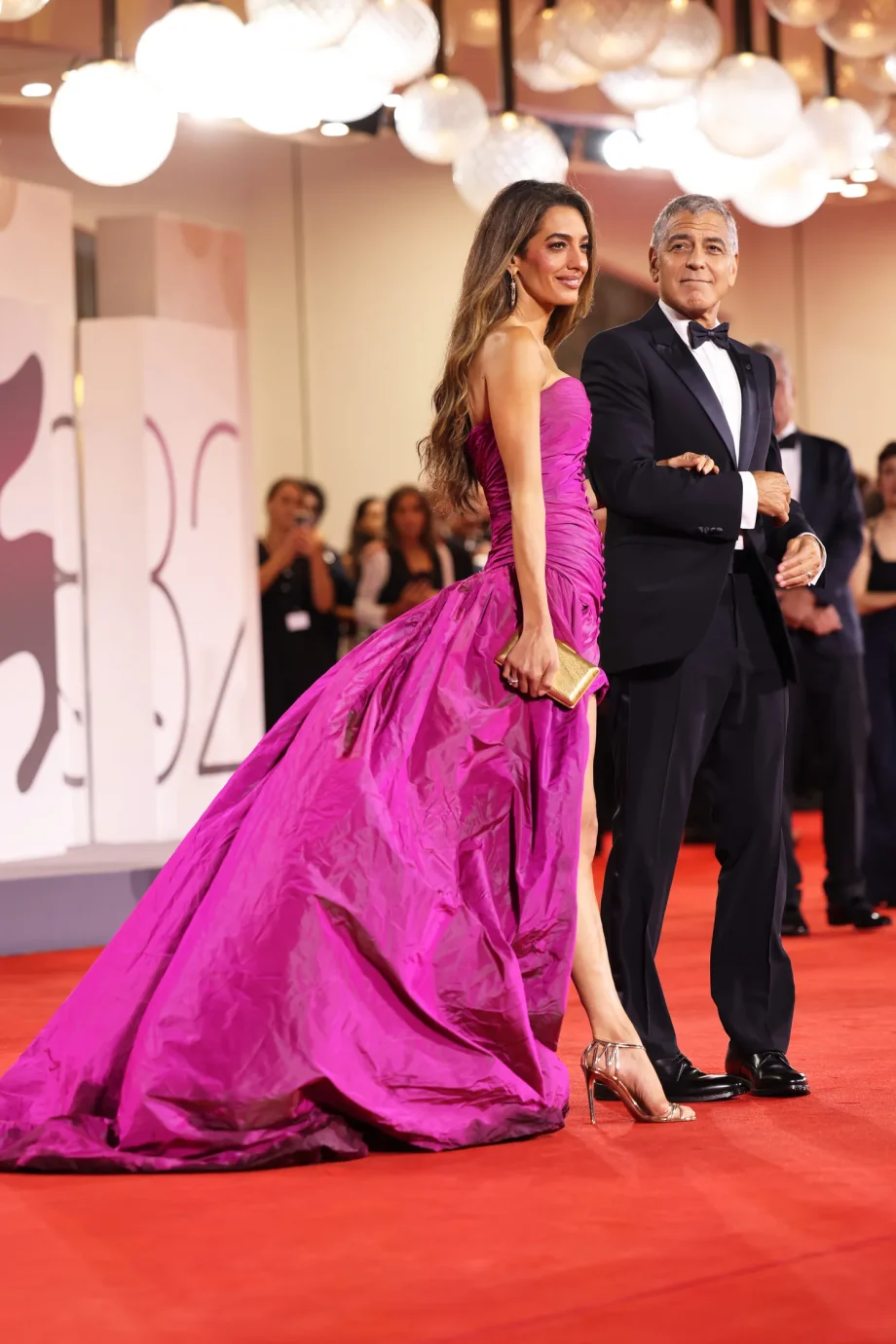 amal-clooney-draagt-een-geweldige-vintage-jurk-op-de-rode-loper-in-venetie-361037