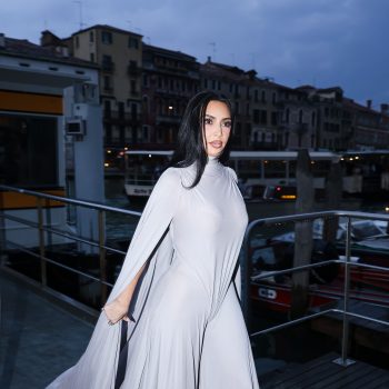 kim-kardashian-draagt-een-van-de-opmerkelijkste-looks-uit-glenn-martens-maison-margiela-debuut-361079