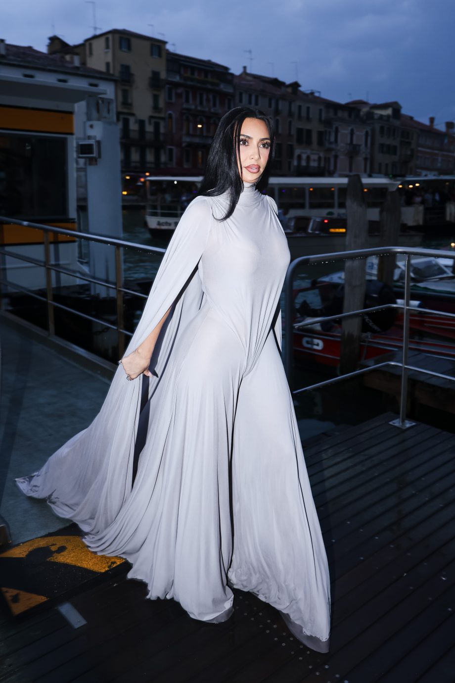 kim-kardashian-draagt-een-van-de-opmerkelijkste-looks-uit-glenn-martens-maison-margiela-debuut-361079