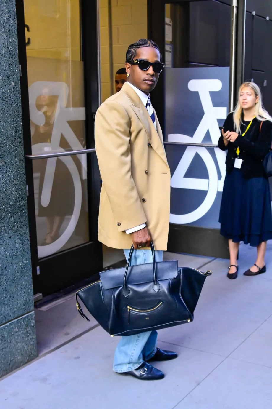 aap-rocky-voegt-deze-iconische-celine-tas-toe-aan-zijn-garderobe-358515