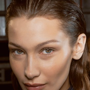 deze-zomerjurk-van-bella-hadid-is-verbazingwekkend-betaalbaar-356919