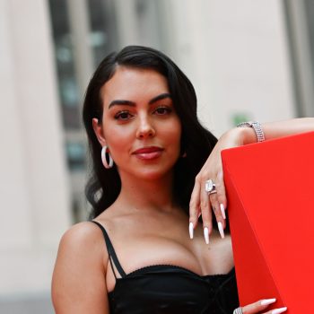 cristiano-ronaldo-vraagt-georgina-rodriguez-ten-huwelijk-met-gigantische-ring-358292