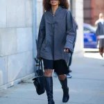 Een streetstyler draagt Tabi schoenen van Maison Margiela