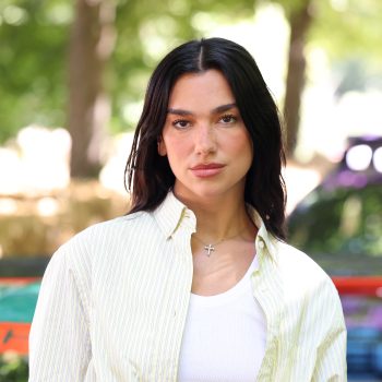 dua-lipa-viert-haar-30e-verjaardag-in-een-custom-jacquemus-jurk-358501
