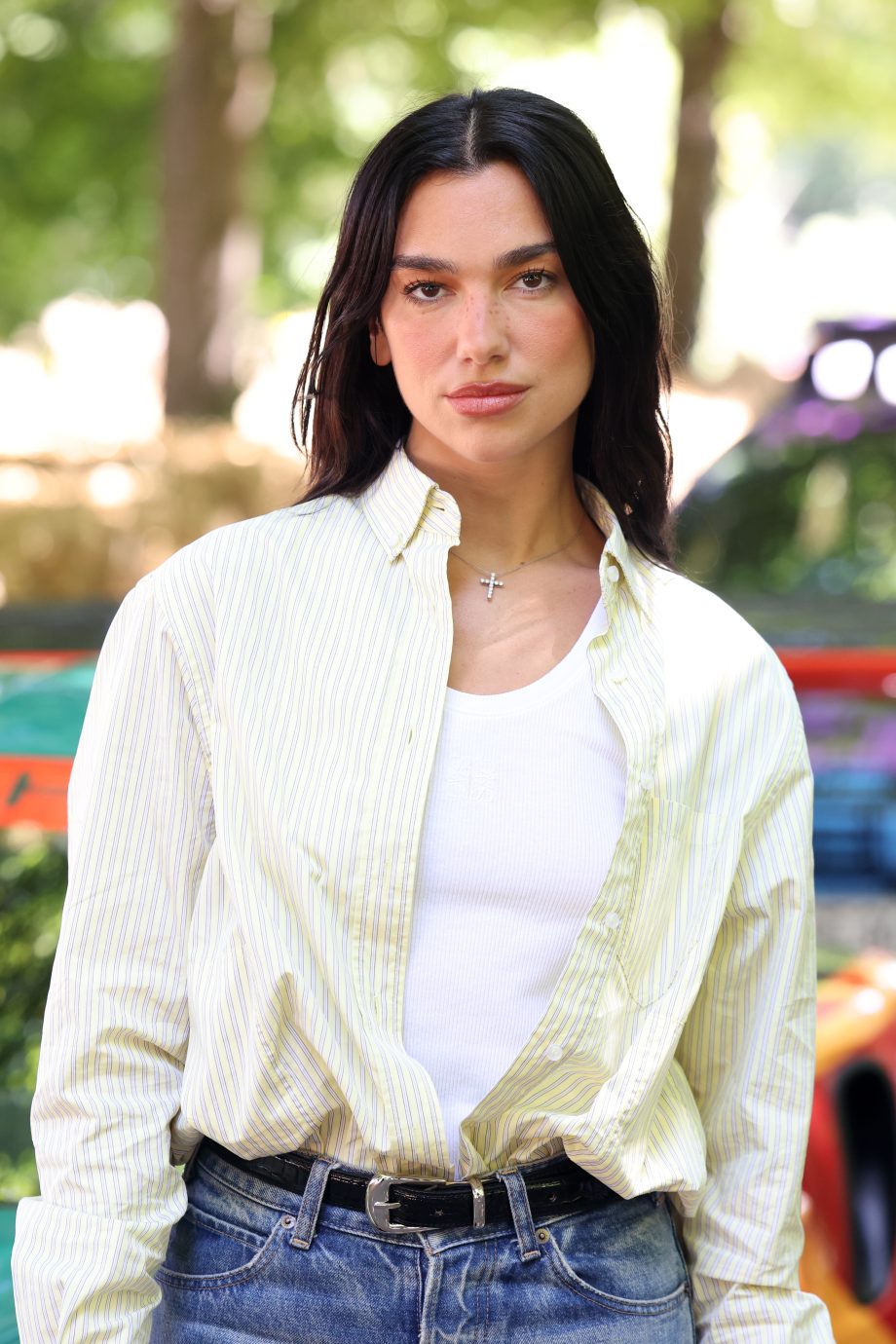 dua-lipa-viert-haar-30e-verjaardag-in-een-custom-jacquemus-jurk-358501