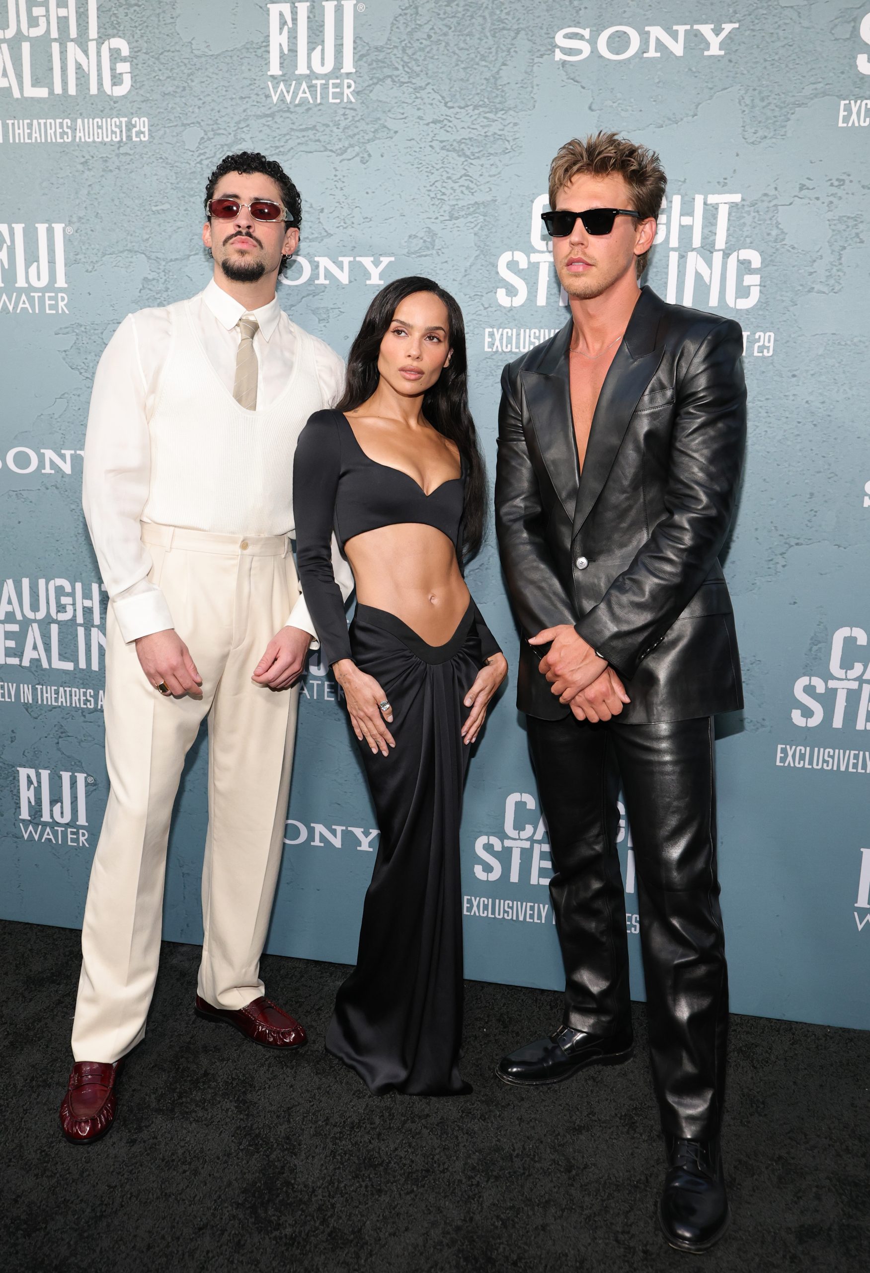 Zoë Kravitz met Bad Bunny en Austin Butler op de première van 'Caught Stealing' in New York.