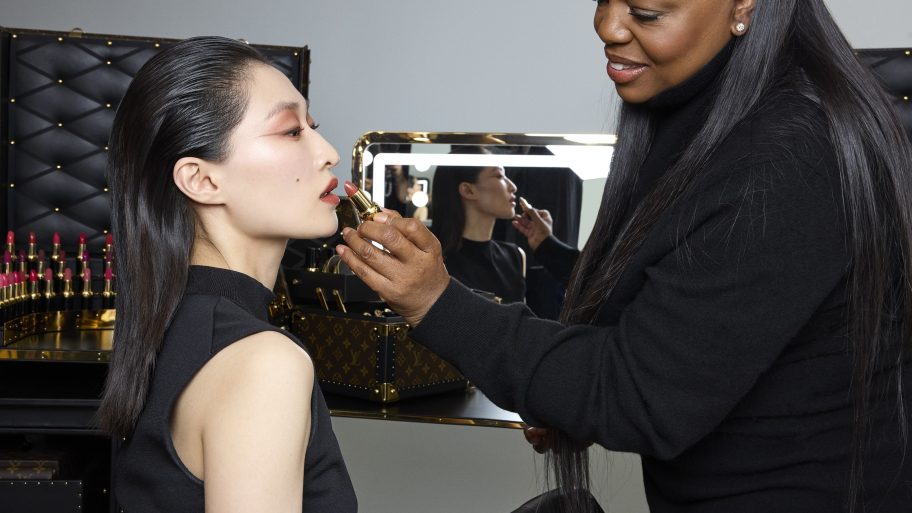 louis-vuitton-lanceert-vandaag-eindelijk-make-up-waaronder-deze-veelbesproken-lippenstick-360311