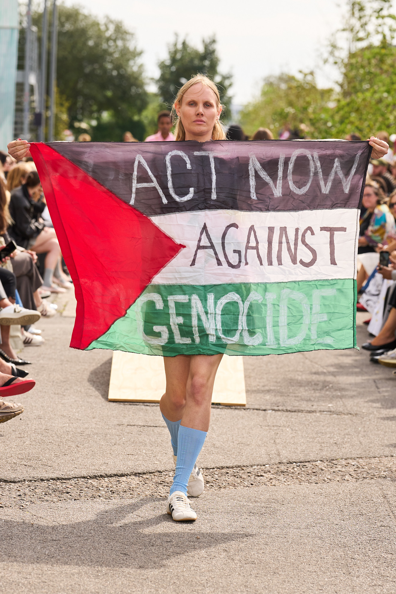 Tijdens de lente/zomer 2026-show van het Finse merk Marimekko haalde model en muzikant Jura een Palestijnse vlag uit haar zak, die ze voor zich hield terwijl ze in een bloemenjurk over de catwalk liep. Op de vlag stond in hoofdletters ACT NOW AGAINST GENOCIDE.