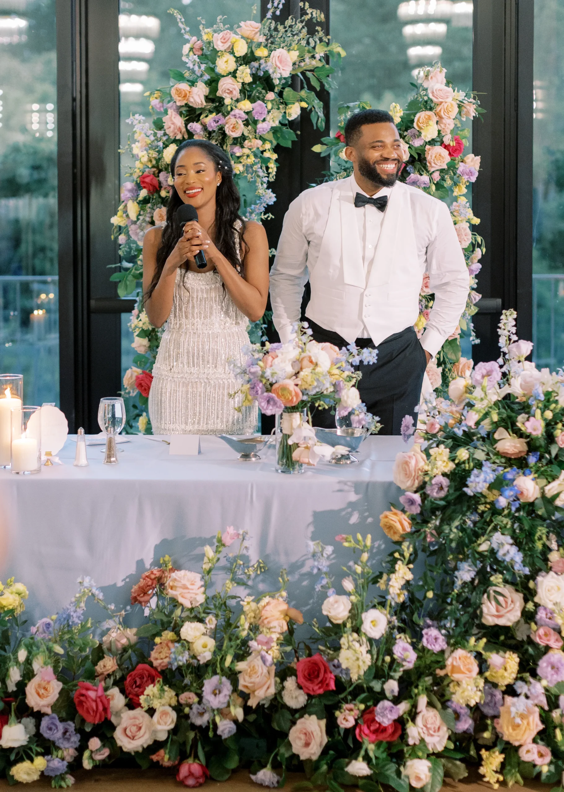  bij tafel met microfoon