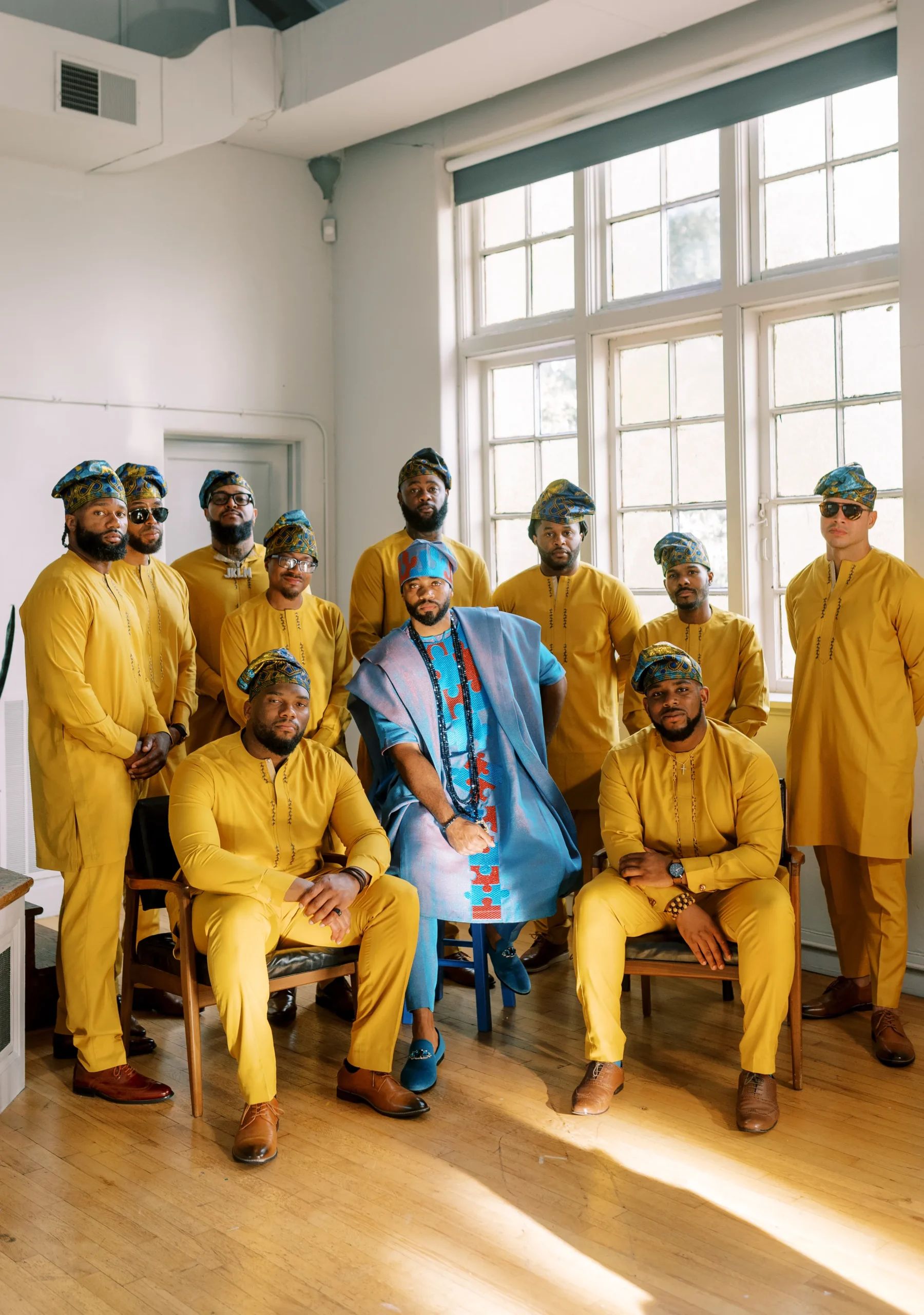 bruiloft pepi zach omringd door groomsmen