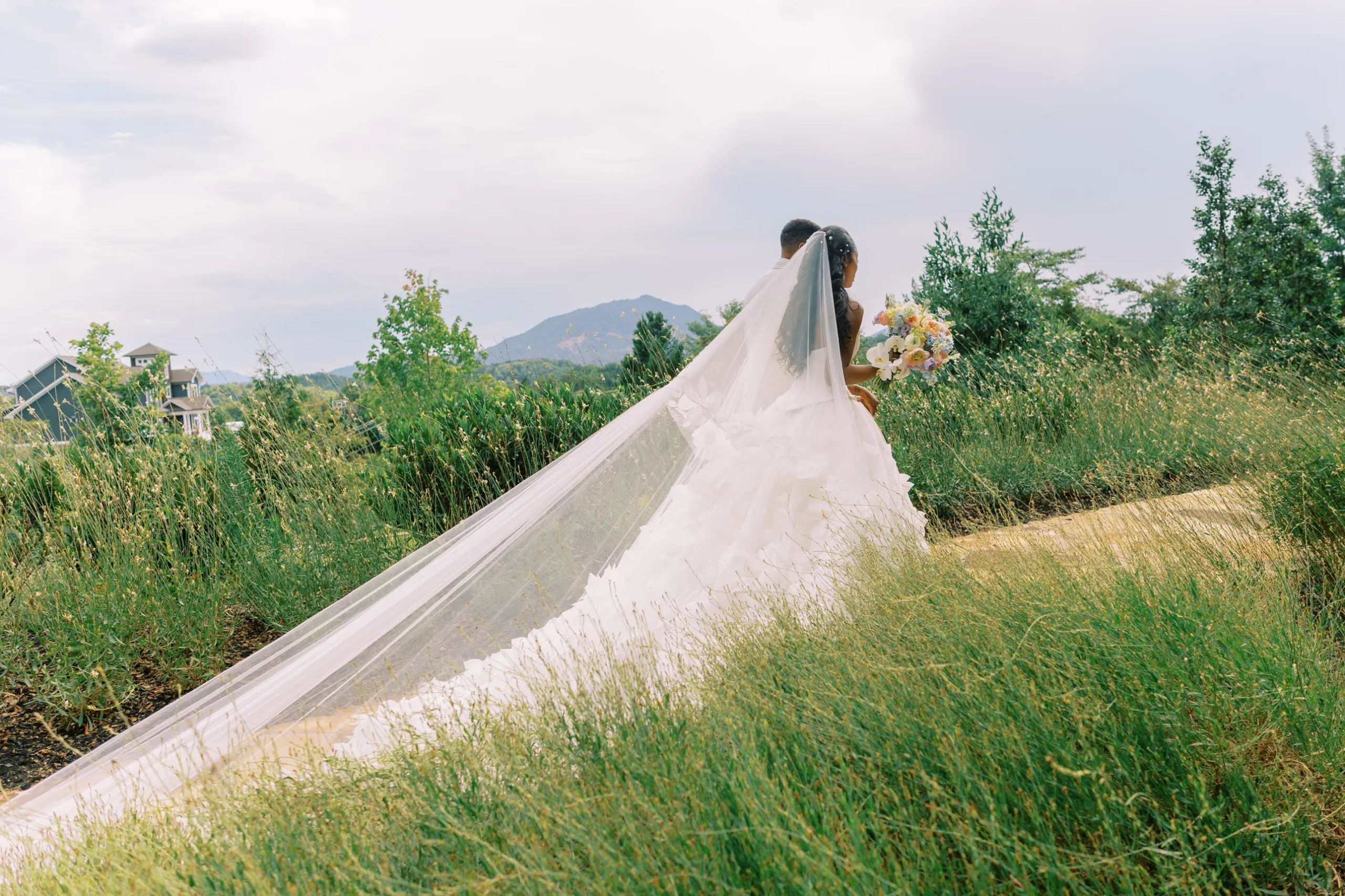 even weg van menigte bruiloft pepi zach