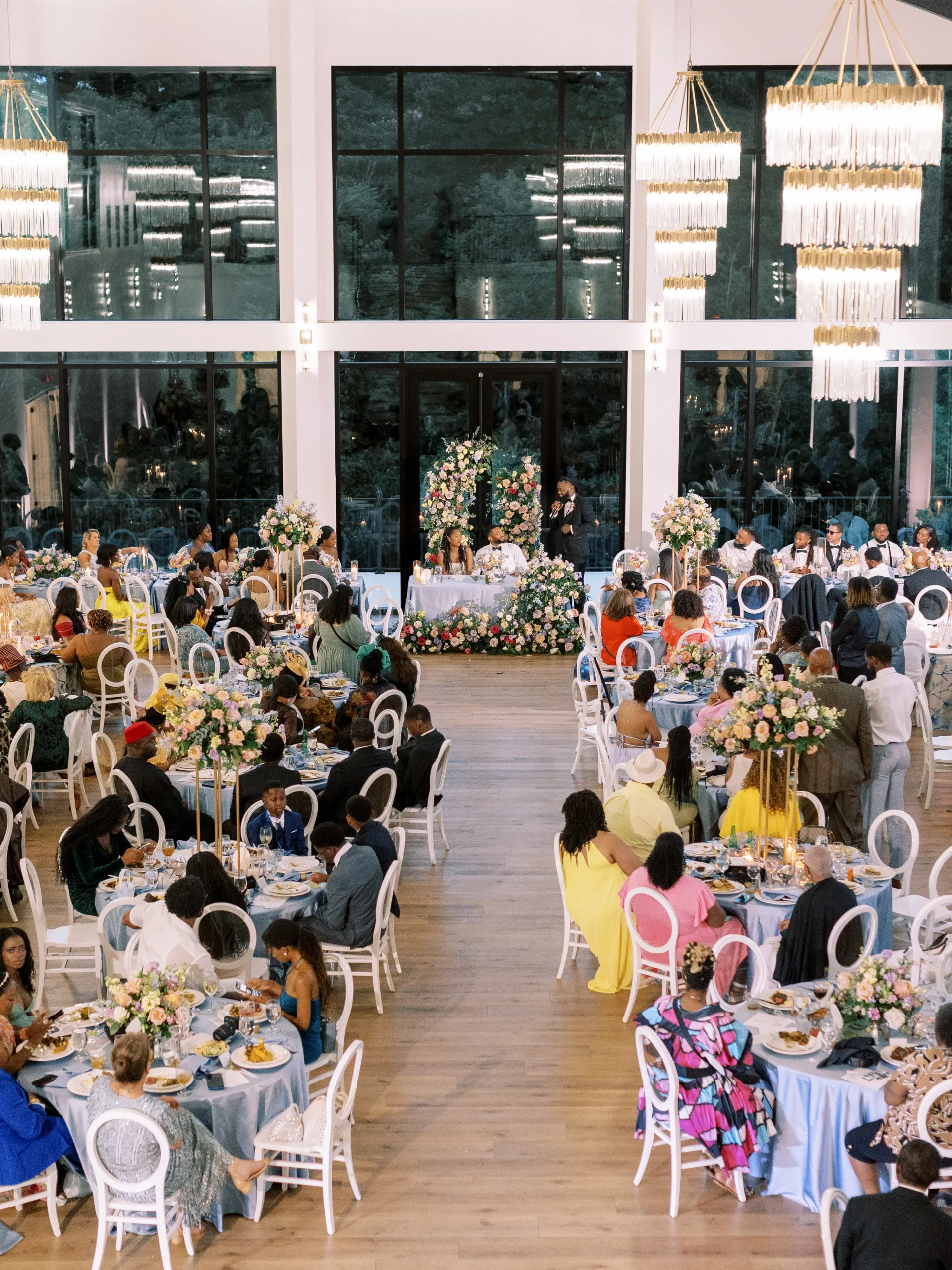  grote zaal met veel tafels