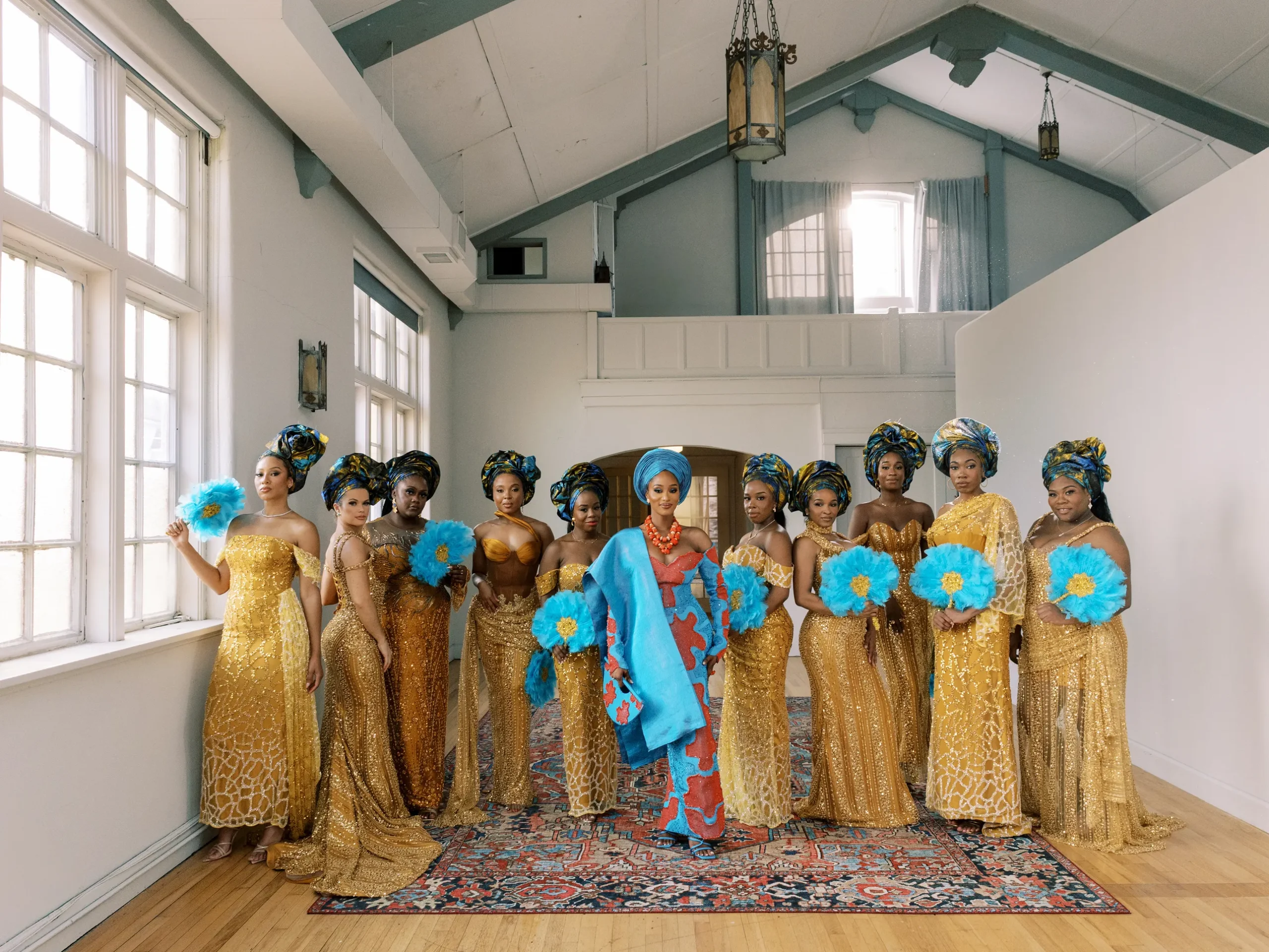  pepi omringd door goud en vrouwen die haar dierbaar zijn
