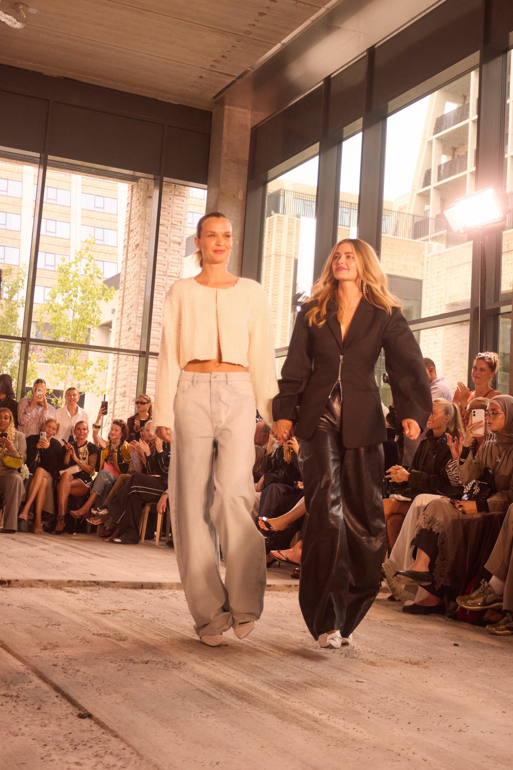 Creative Director Sanne Sehested hand in hand met topmodel Josephine Skriver. 