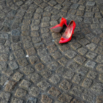 Protest tegen feminisme met rode schoenen.