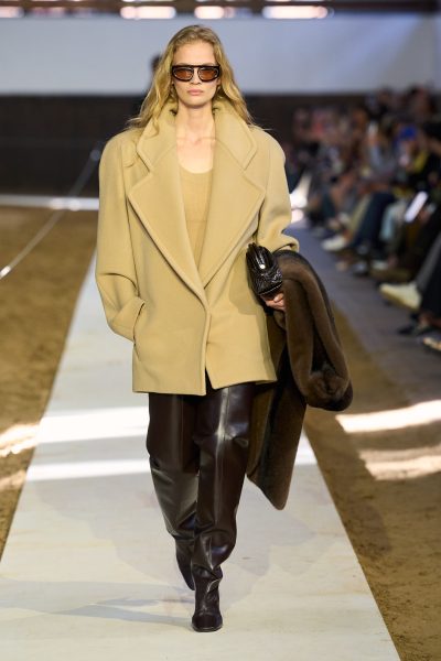 deze-laarzen-geven-elke-herfstoutfit-een-carolyn-bessette-kennedy-touch-405560
