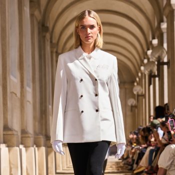 deze-klassieke-laars-galoppeert-dankzij-the-garment-terug-je-garderobe-in-357995