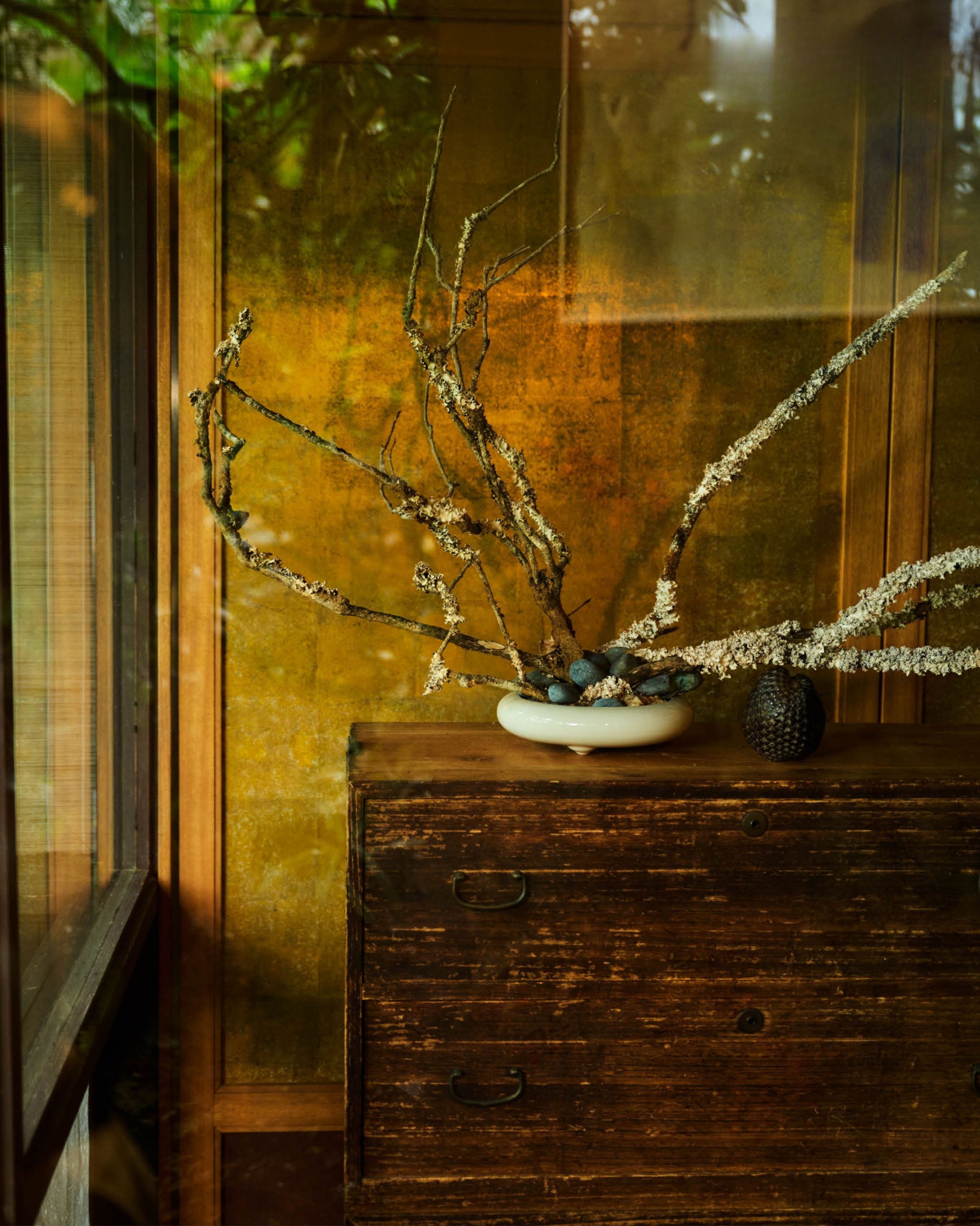 Het interieur in het mid-century huis in Hawaii.