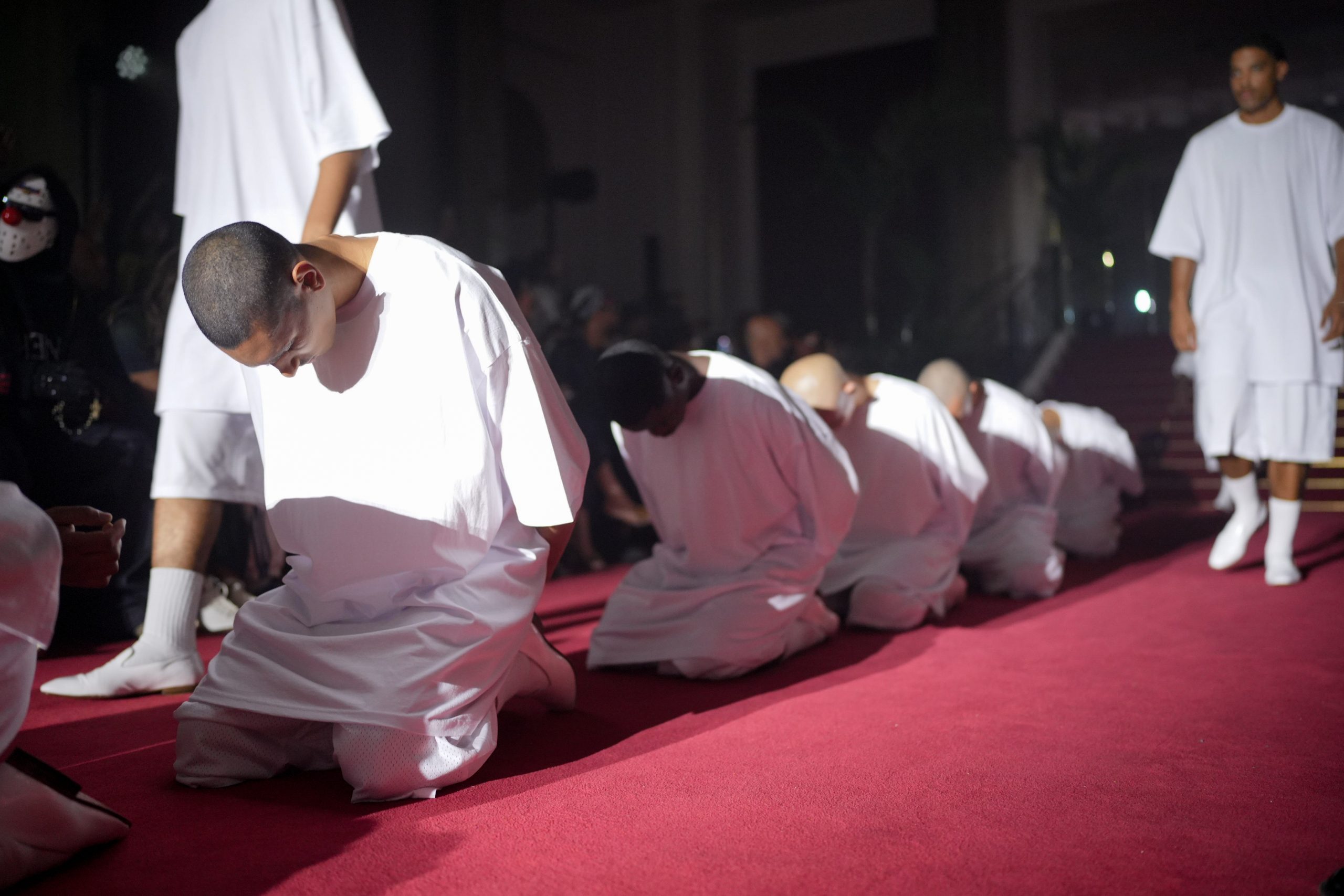 Modellen knielen tijdens de show van Willy Chavarria, Paris Fashion Week, 2025.