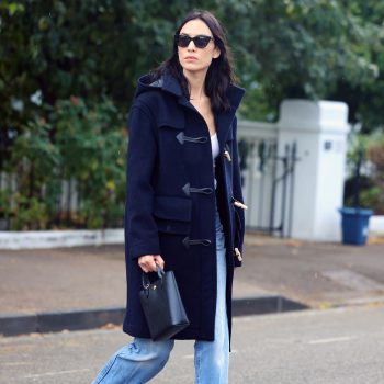 alexa-chung-haalt-haar-favoriete-herfstjas-weer-uit-de-kast-361103