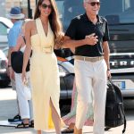 Amal Clooney draagt botergeel in Venetië met George Clooney aan haar zijde