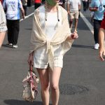 Anya Taylor-Joy draagt drie sjaals