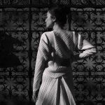 Deze bruid droeg een trouwlook van Issey Miyake die haar moeder ooit droeg