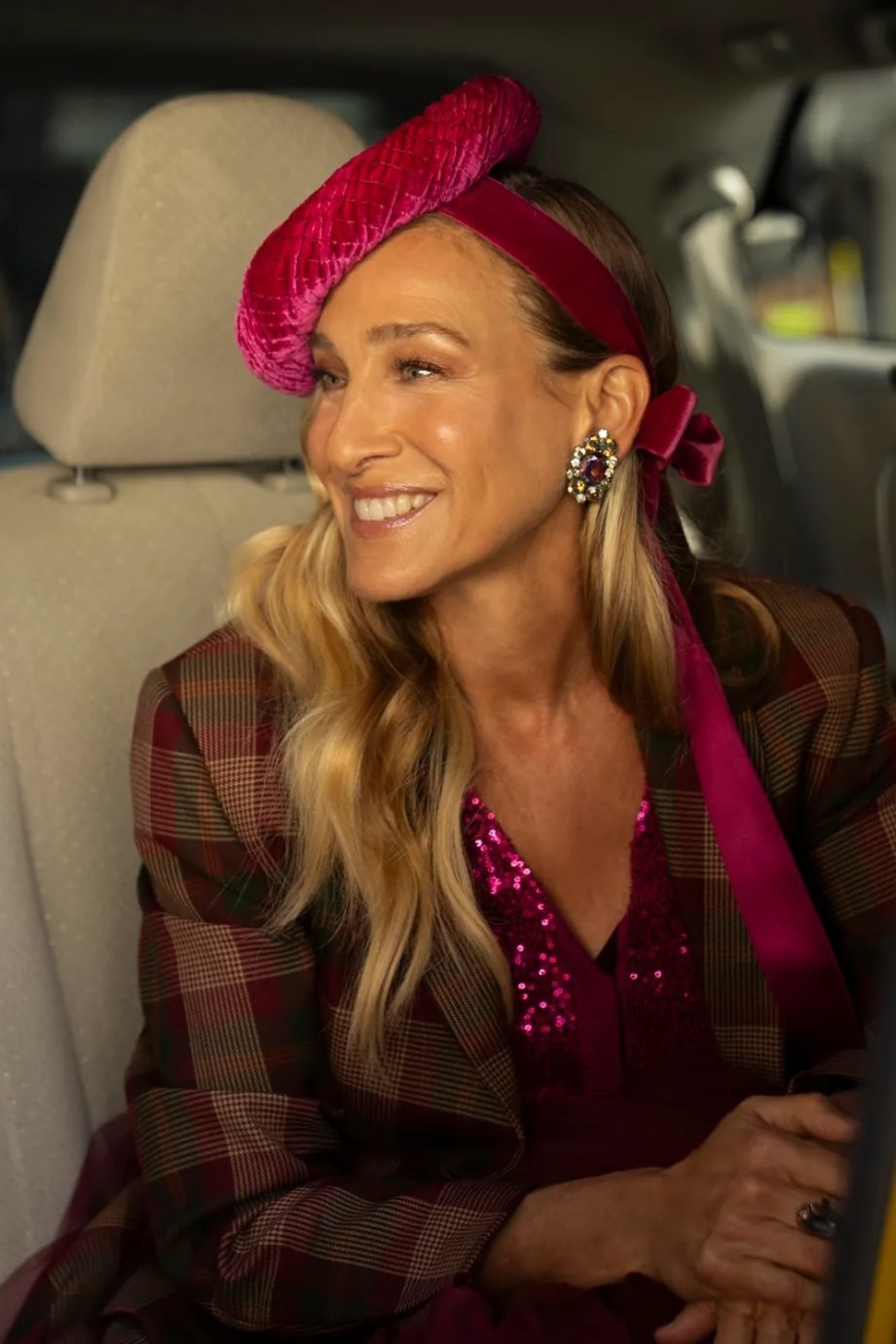 carrie-bradshaws-allerlaatste-outfit-zit-vol-sentimentele-verwijzingen-358936