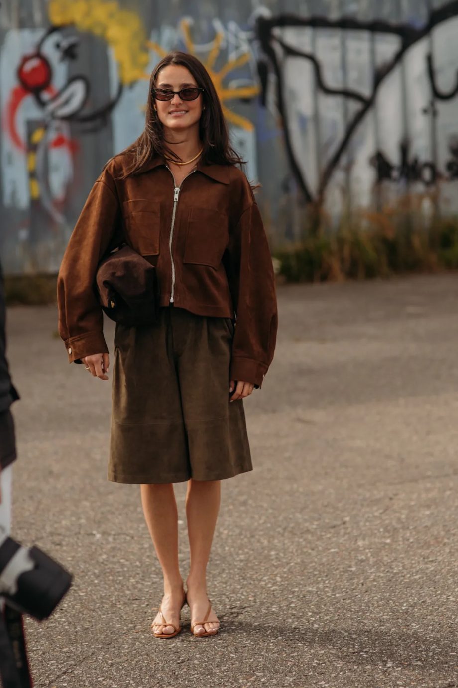 bruine-ton-sur-ton-looks-zijn-de-makkelijkste-manier-om-je-dit-najaar-chic-te-kleden-359963