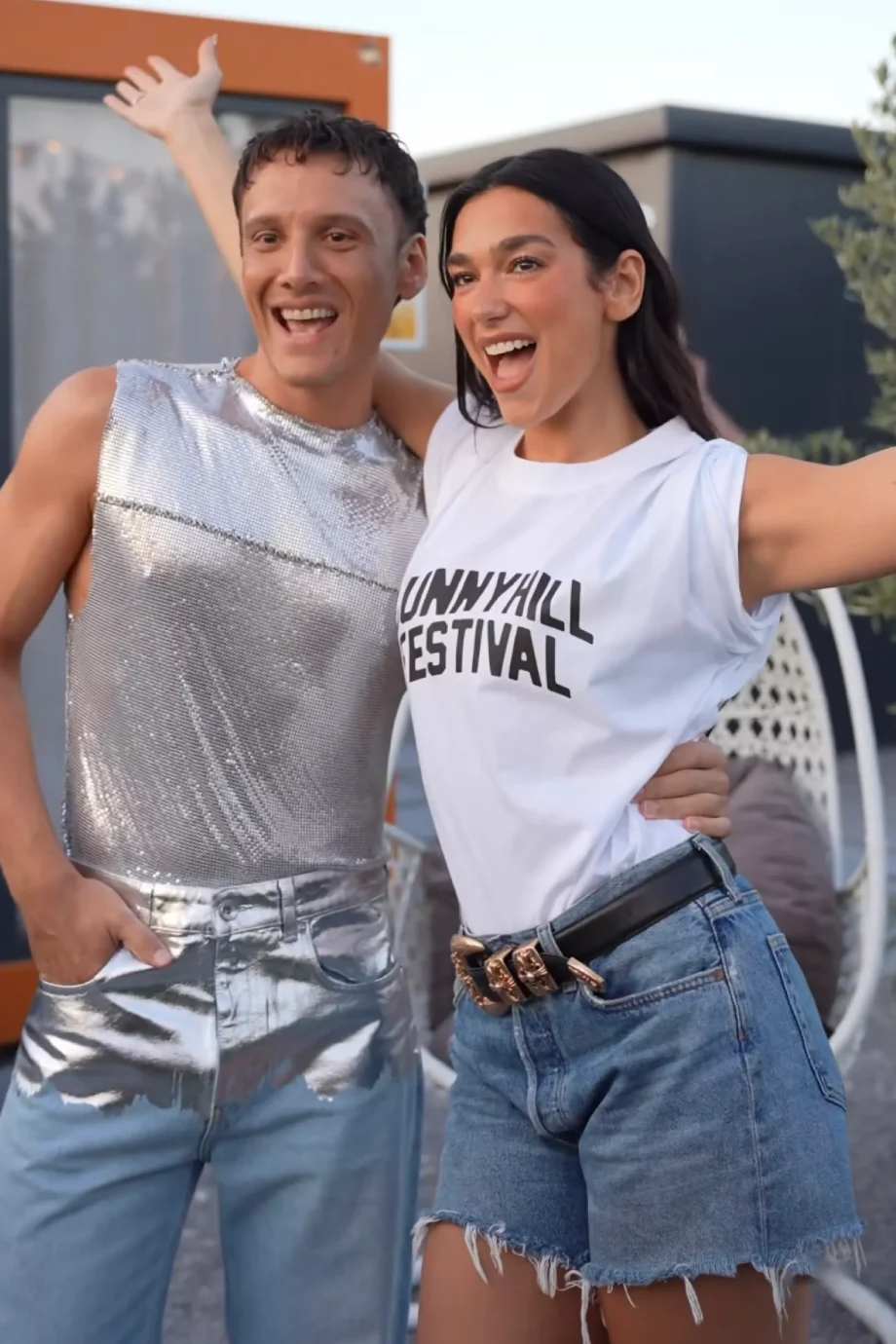 dua-lipa-geeft-inspiratie-voor-lowlands-met-haar-festivaloutfits-357048