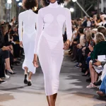 Imaan Hammam met haar iconische krullen op de catwalk van Alaïa lente/zomer 2022