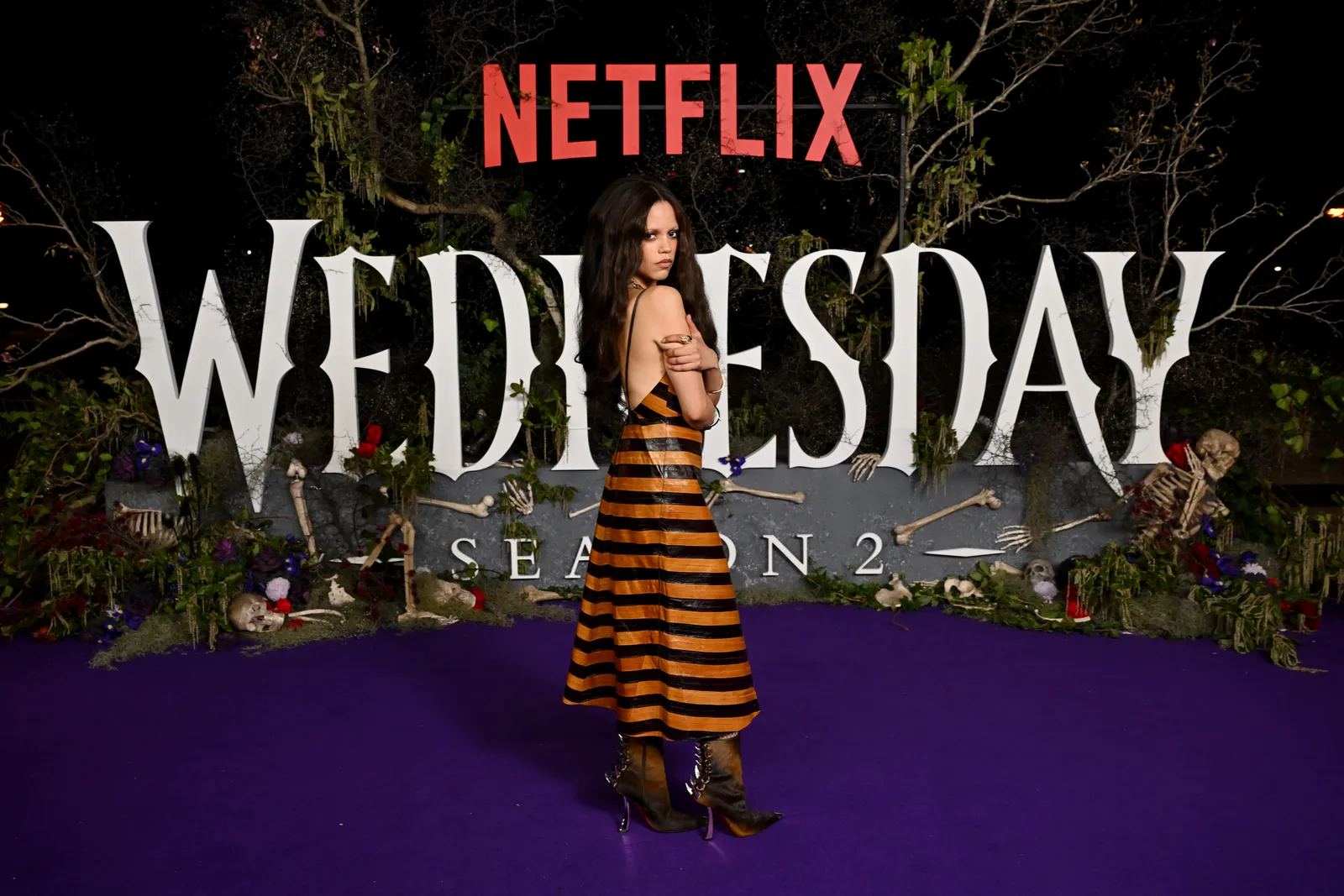 Jenna Ortega in een jurk met strepen van Fendi