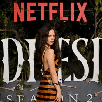jenna-ortega-geeft-een-rode-loper-twist-aan-beetlejuice-strepen-358918