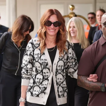 julia-roberts-zet-regisseur-luca-guadagnino-centraal-in-haar-look-in-venetie-360838