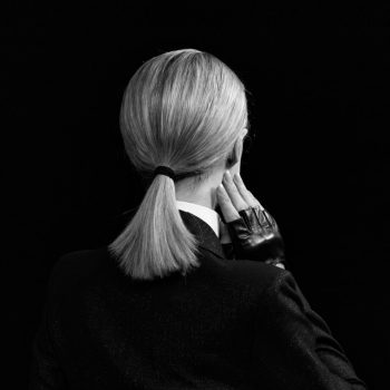 paris-hilton-transformeert-in-karl-lagerfeld-voor-de-nieuwe-campagne-van-het-merk-360793