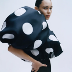 Polkadots bij campagnebeeld voor de lente/zomer 2026-collectie van Khaite