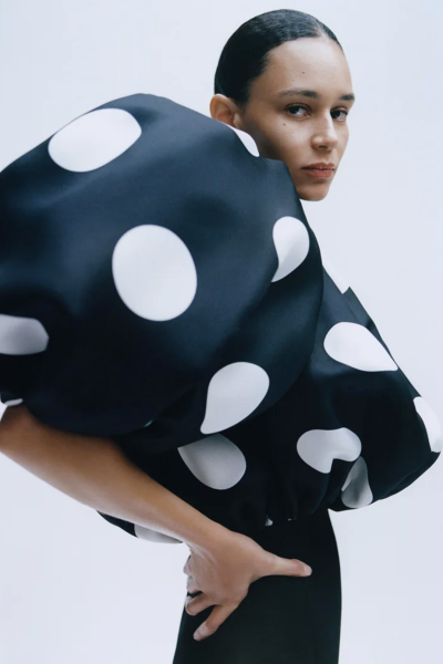 de-jurk-met-polkadots-is-met-stip-op-een-de-favoriete-zomerjurk-van-modehuizen-389729