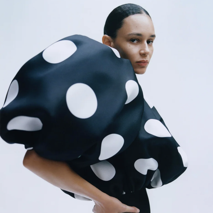 de-jurk-met-polkadots-is-met-stip-op-een-de-favoriete-zomerjurk-van-modehuizen-389729