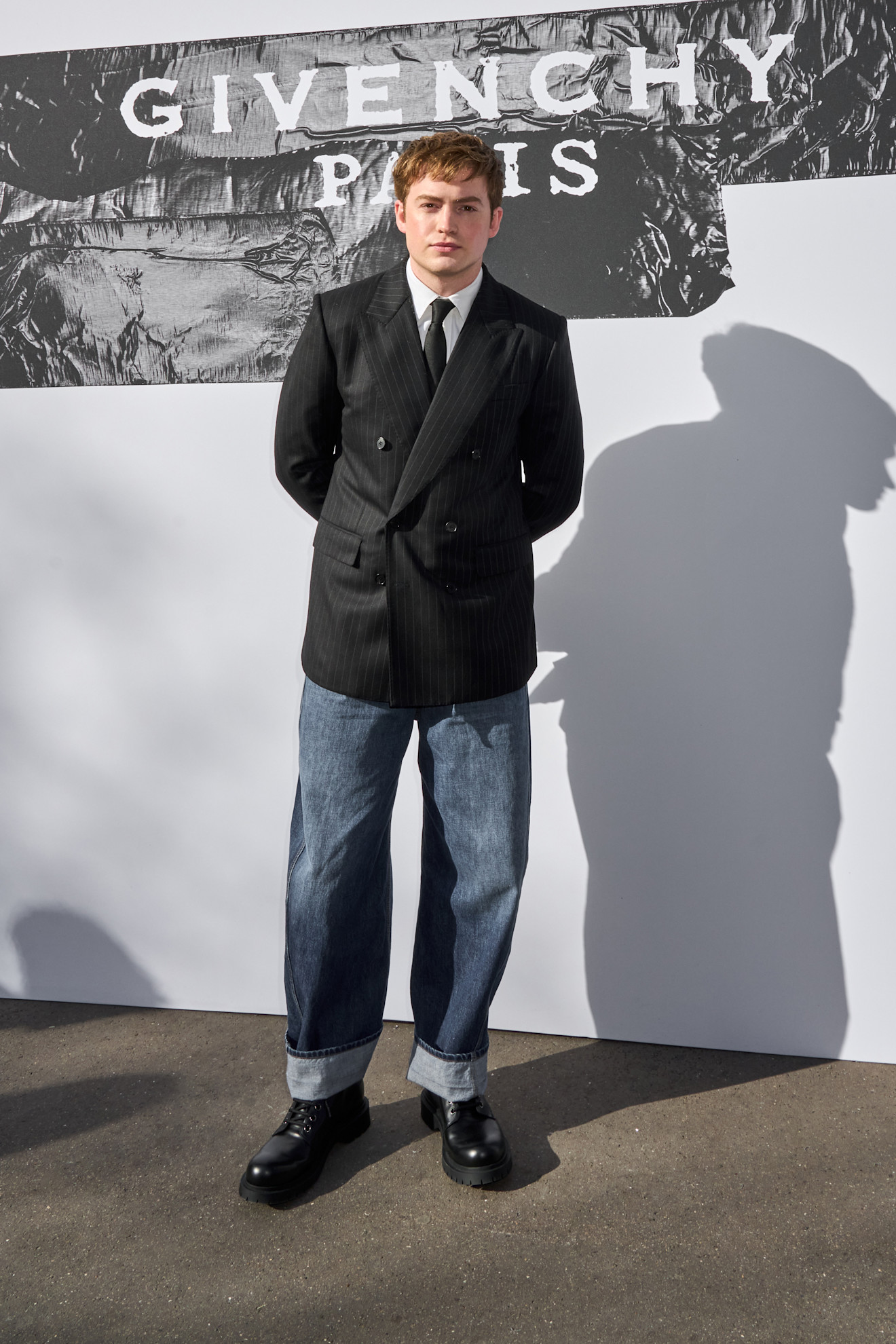 Kit Connor combineert blazer met jeans