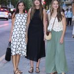 koningin letizia draagt matching sandalen met infanta Sofía en prinses Leonor in Palma op zomervakantie 2025