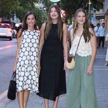 koningin-letizia-en-haar-dochters-dragen-matching-sandalen-op-vakantie-356921