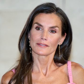 koningin-letizia-draagt-haar-favoriete-zomerschoenen-onder-een-roze-maxi-jurk-357656