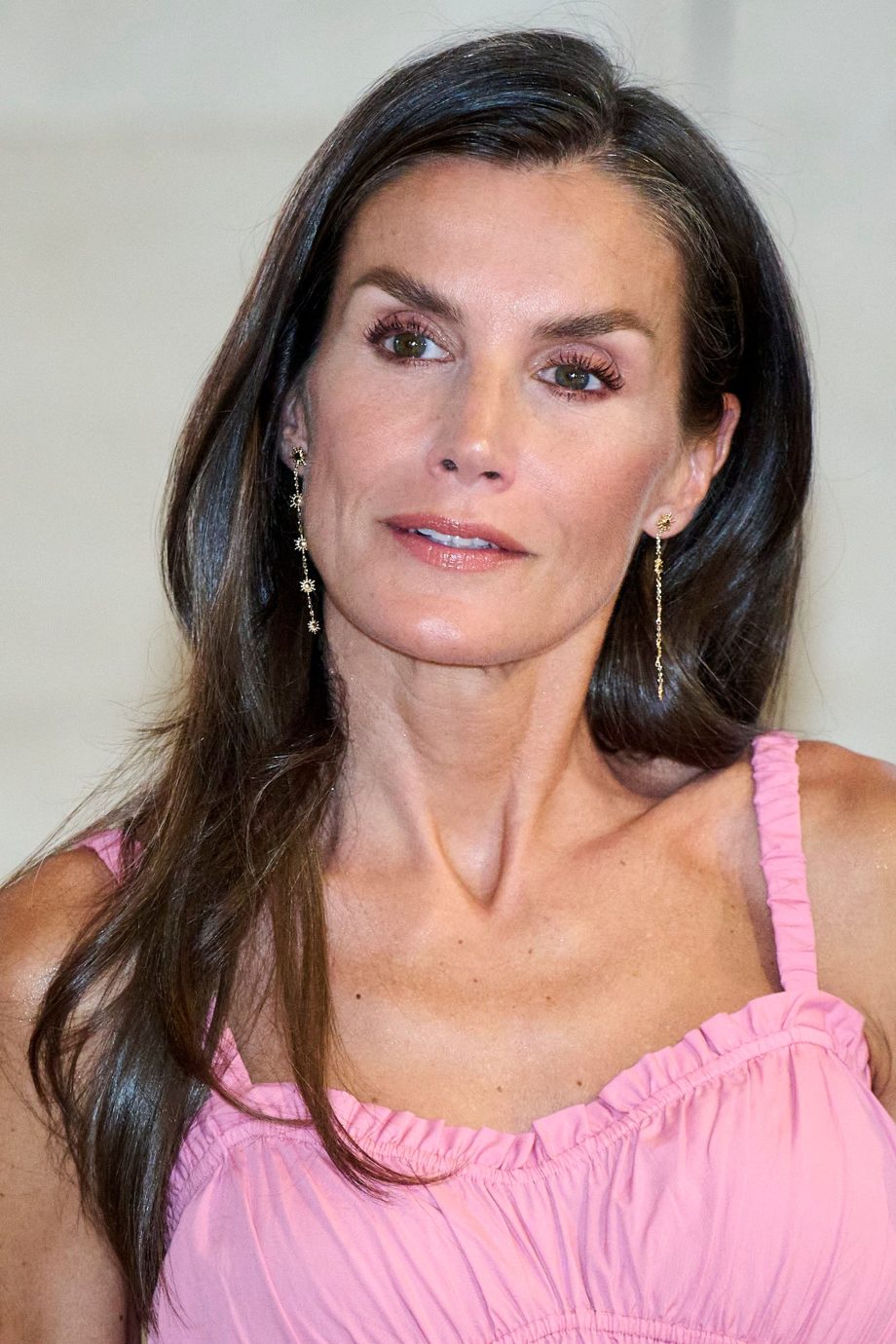 koningin-letizia-draagt-haar-favoriete-zomerschoenen-onder-een-roze-maxi-jurk-357656