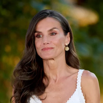 koningin-letizia-draagt-de-perfecte-simpele-boho-jurk-357305