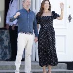 Koningin Mary van Denemarken draagt een jurk met polkadots