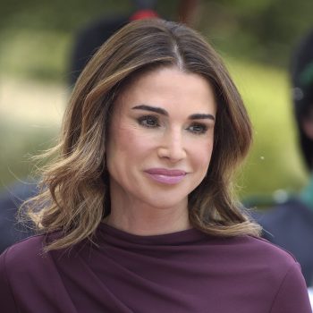 koningin-rania-draagt-deze-bijzondere-wikkelrok-van-loewe-360522