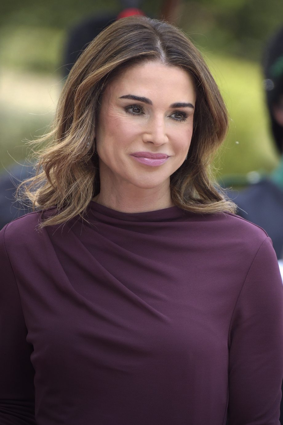 koningin-rania-draagt-deze-bijzondere-wikkelrok-van-loewe-360522