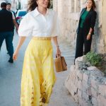 Koningin Rania in een rok met backgammon print