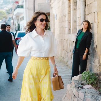 koningin-rania-van-jordanie-gespot-in-rok-geinspireerd-op-eeuwenoud-spel-359270
